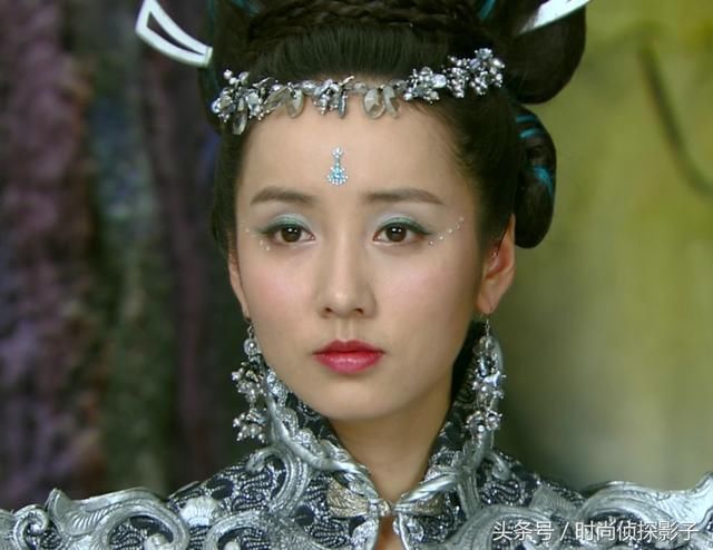 眼妆亮晶晶的古装女子，张茜娇俏可爱、大S唯美贵气、许晴最夸张