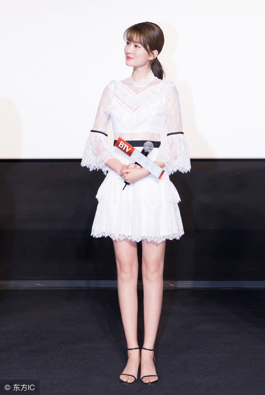 乔欣:短裙红唇现身活动现场，两条美腿比钢笔还细