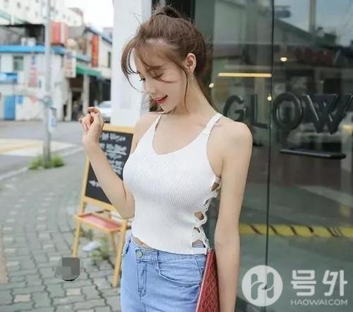 精致搭配的牛仔裤美女,上身特别洋气潮感十足