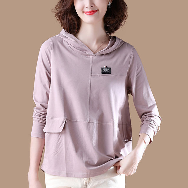 真没想到，今年流行的卫衣竟这么洋气，70后老婆穿上，减龄美炸