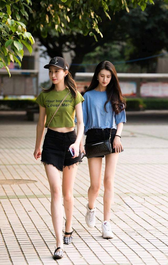 路人街拍，图二小姐姐很是性感，从旁边小哥眼神中就能知道