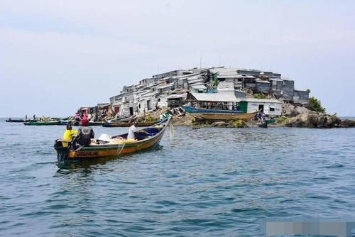 最拥挤的岛屿，2000平方米住上千人，晚上吆喝一声全岛都听到了