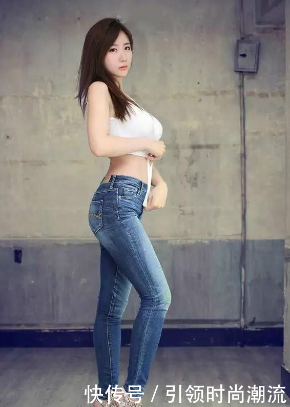 富有韵味的牛仔裤美女，秀出腰身美好曲线，随性优雅！
