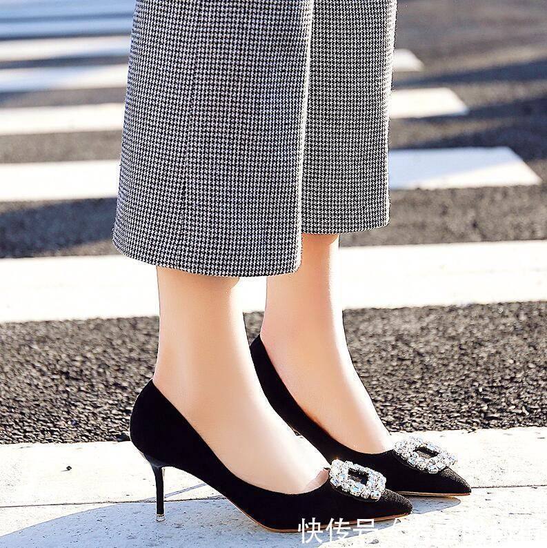 女性|魅惑高跟尖头的高跟鞋,职场女性打造气场的标配