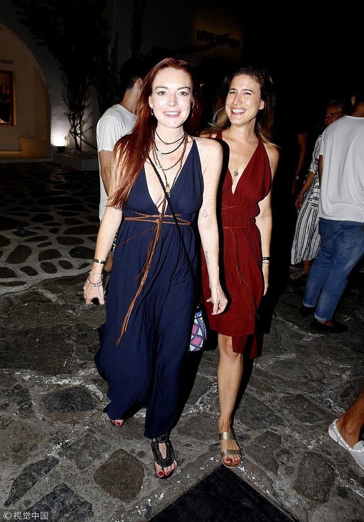 ”贱女孩“林赛罗韩深V裙露满身雀斑  挨个合影粉丝搭肩似老友