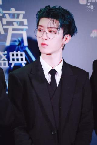 鲻鱼头发型得靠颜值撑！范丞丞像精灵，杨洋超日系，鹿晗不敢认！