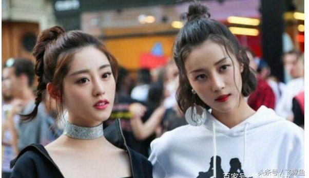 李溪芮不管和谁合照都是厌世脸，和迪丽热巴也是，唯独对他很特殊