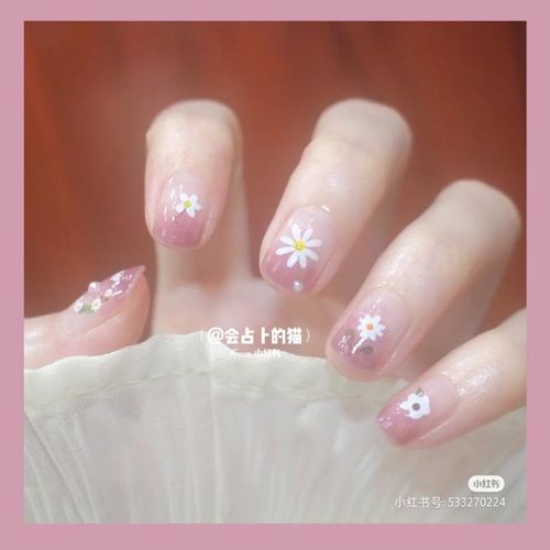  图源@不露脸的春天，当然要在指甲上做点花头啦！