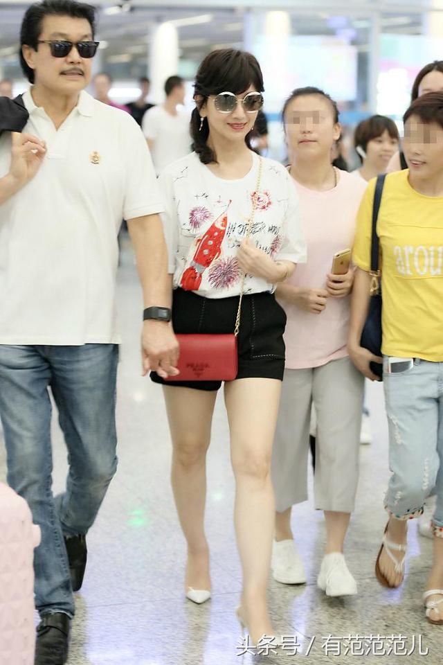 64岁赵雅芝的短裤也太短了，难怪一直用包包挡着，网友：奶奶好拼