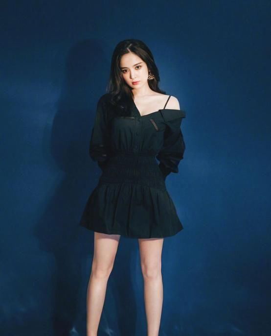 皮肤■有一种美的违规叫娜扎露香肩,皮肤光滑似牛奶,美的让人心动