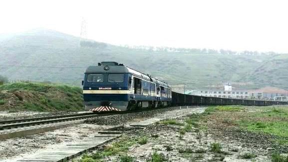  #汽车#中国的一列特殊列车，包括320辆汽车和4个火车头