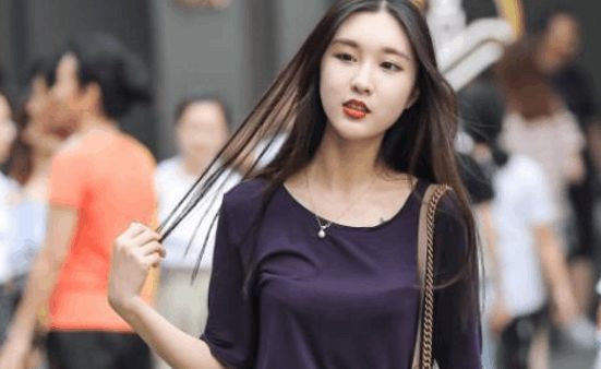 街拍: 图五的女生, 搭配紧身牛仔裤，提升个人的气质!