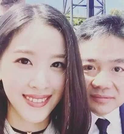 章泽天近照曝光:素颜皮肤暗沉无光,但肤质细腻五官精致