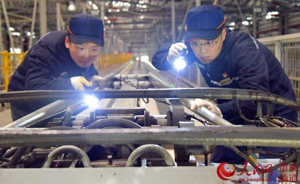 重庆:“动车医生”精诊细修 备战2019年春运