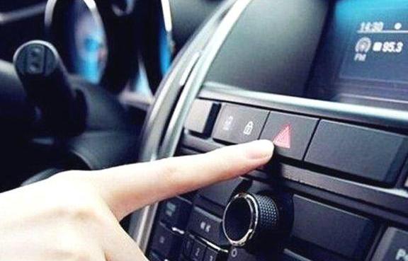  违章：跑高速突遇大暴雨，打双闪还是开雾灯？弄错了既违章又危