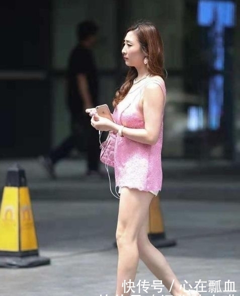  『美女』街拍：阔腿裤搭配黑色吊带衫，美女身材苗条有致，让人无法遗忘
