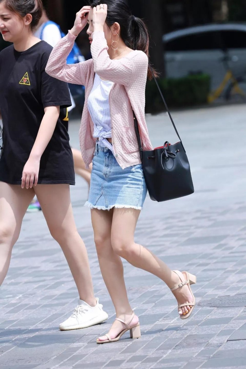 街拍：漂亮性感很动人的一个迷人性感美妇逛街