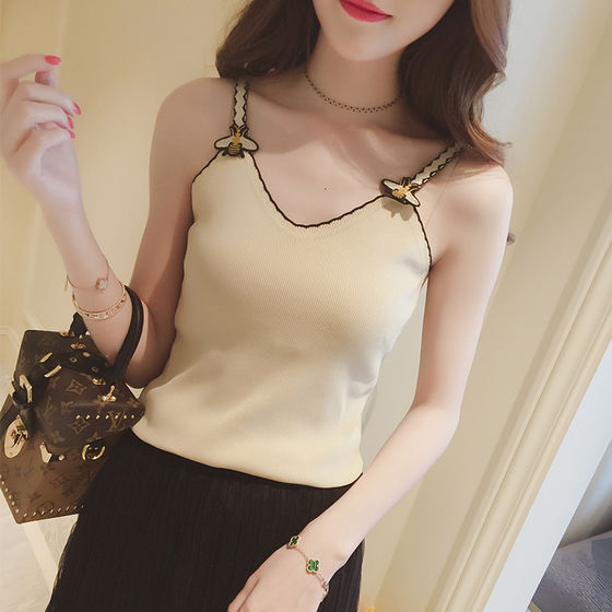 难怪越来越多的女人不穿裙子，炎炎夏日穿这样的吊带背心，超好看