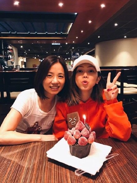 邓紫棋带妈妈出海游玩亲密似姐妹，大秀小蛮腰羡煞旁人!