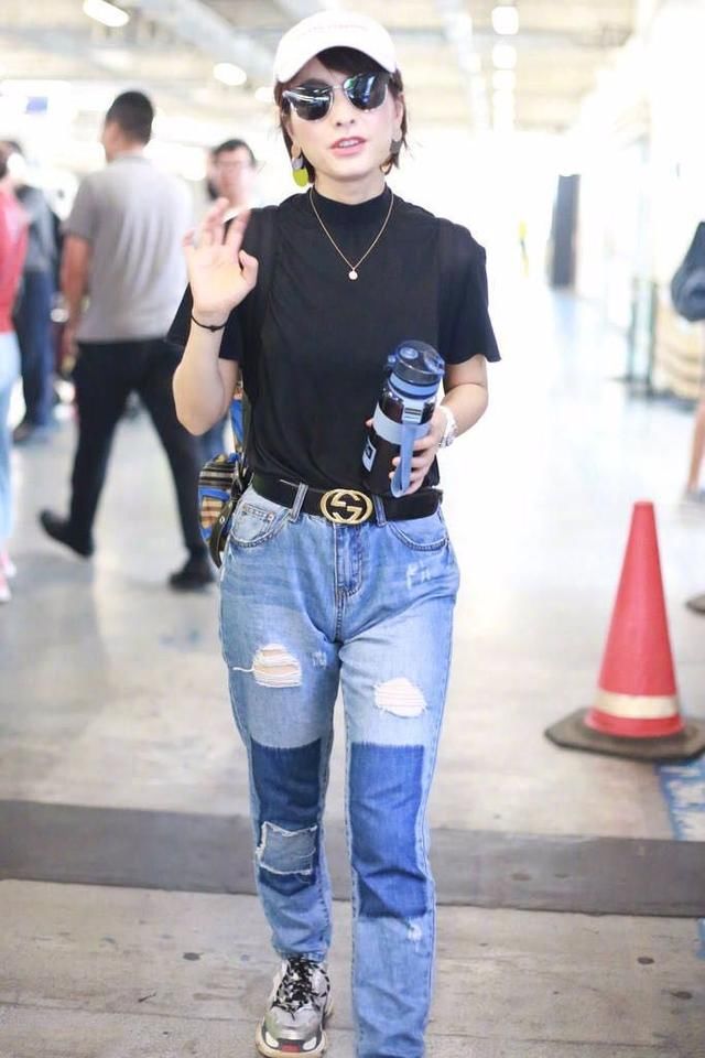 吴昕机场养生杯不离手，牛仔裤真个性，网友：35岁就老了？