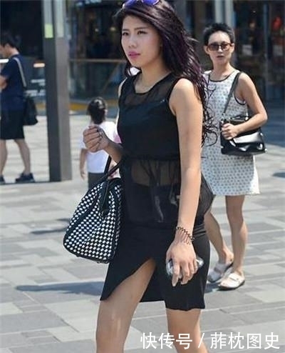  [亮眼]街拍：貌美肤白的小姐姐，大长腿十分亮眼，是别样的风采
