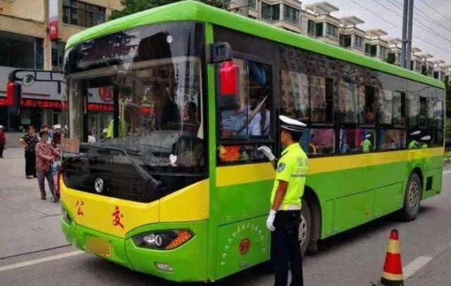 为什么公交车都被“挤爆”了，交警却从来不查超载呢？可算知道了