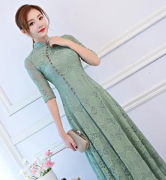 花容月貌显高贵，长款修身旗袍，醉了风景，美了时光！