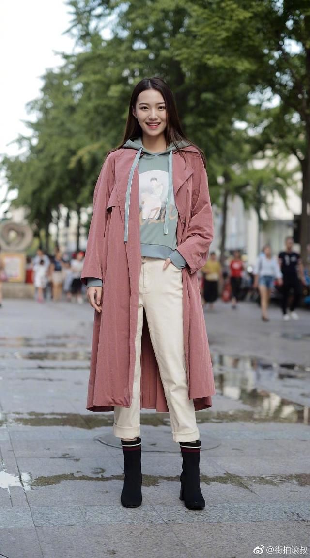 为什么漂亮女人秋天要穿风衣？看完她们的搭配或许一切都明白了！
