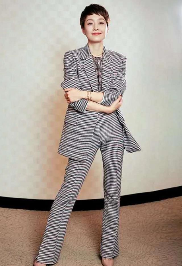 『气质』马伊琍太时尚了吧，驼色毛衣裙搭配白色靴子，气质不输20岁少女