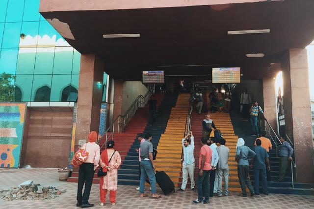  「内部」中国女孩在印度乘坐火车，实拍火车内部，来看看是什么