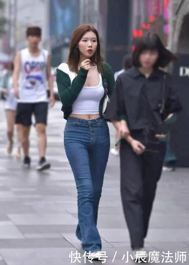  [穿搭]绿色斑点的短裙搭配白色衬衣，衣襟系起来，这样显得身材比例很好