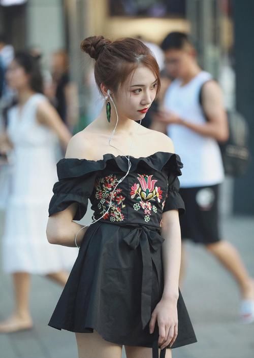  挪不开|街头最迷人的小姐姐，反光的皮肤让人挪不开眼