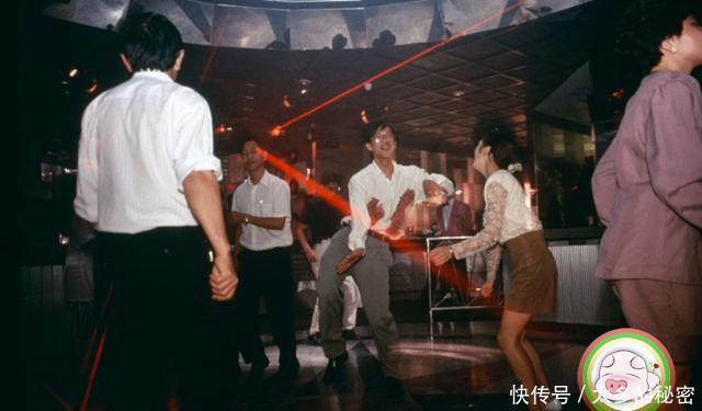 「照片中」二师兄的老照片90年代的深圳,街头随处可见大哥大和漂亮女孩!
