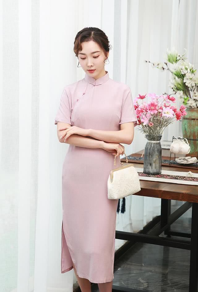  【人到中年】人到中年别总穿裤子，这件“旗袍”就更有女人味，优雅又洋气