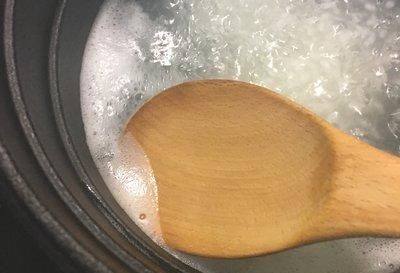  「美食」宅在家中吃美食：海鲜粥