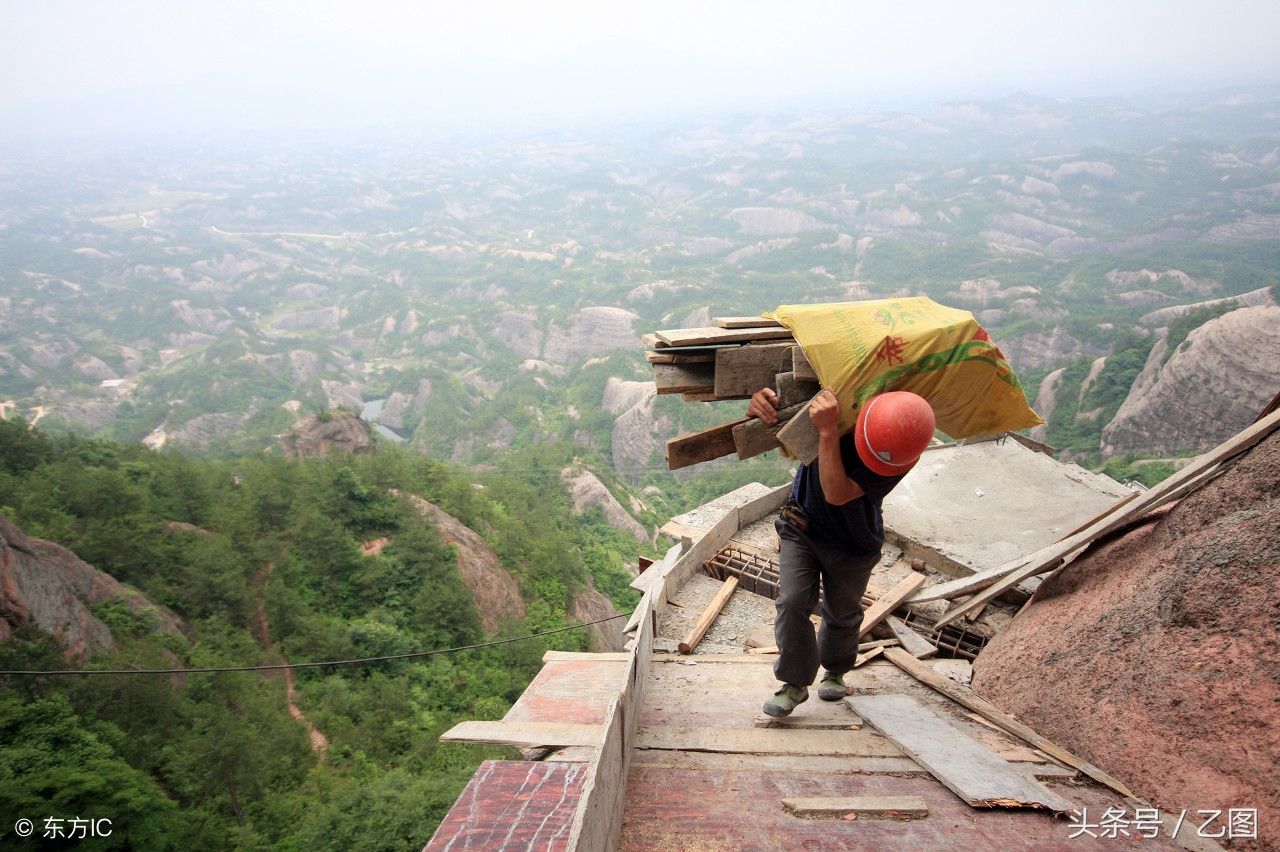 民工兄弟百米悬崖上修栈道，游客看着双腿打颤，他们却如履平地