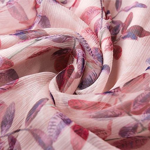 如若你皮肤偏黄,试试“白嫩裙”,40-53岁女人穿洋气又减龄