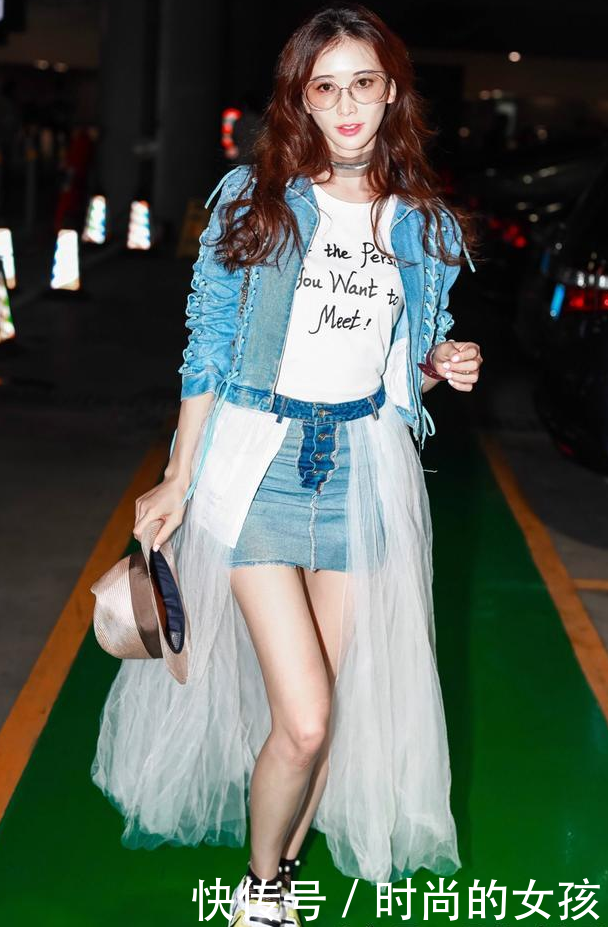 林志玲街拍不忘秀身材，这白纱裙体现了成熟女人的性感风情和气质