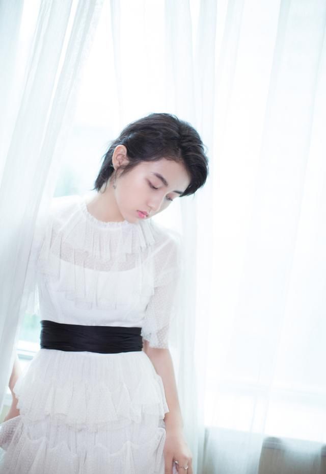 张子枫终于穿成小公主!白色蛋糕裙仙气十足,胸前薄纱透出小性感