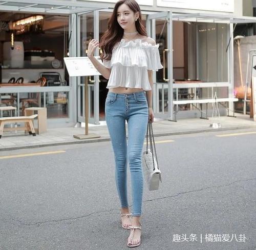 路人街拍，美女穿着时尚又不显拘谨，身材苗条，颜值满分