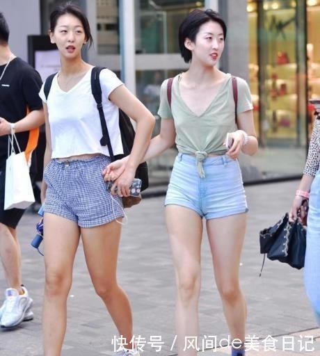  『美女』街拍美女：紧身牛仔裙，时尚优美，凸显小姐姐的超模气质！