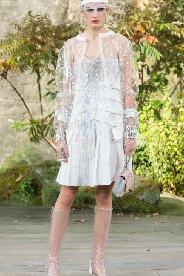 “塑料”真火了，杨幂把3万穿身上，关晓彤的袋子全球只卖一千个