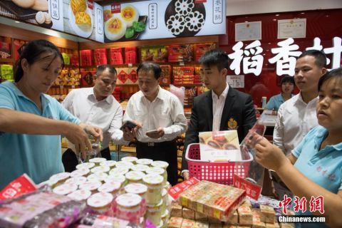 港警队代表夜游王府井 刘sir与游客热情合影