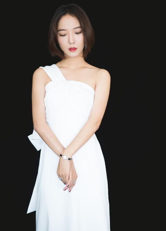 王珞丹白成了一道光，看脸给80分，衣服给100分都不够！