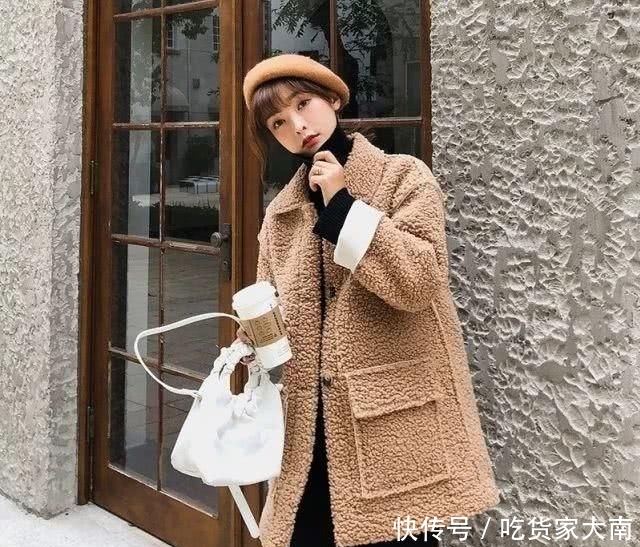 『小瞧』别小瞧这羊羔毛,保暖减龄不比羽绒服差,大雪天配雪地靴刚好