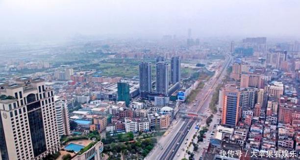  [我国]我国一个“很牛”的镇一条街有6家五星级酒店，外来人口30几万！