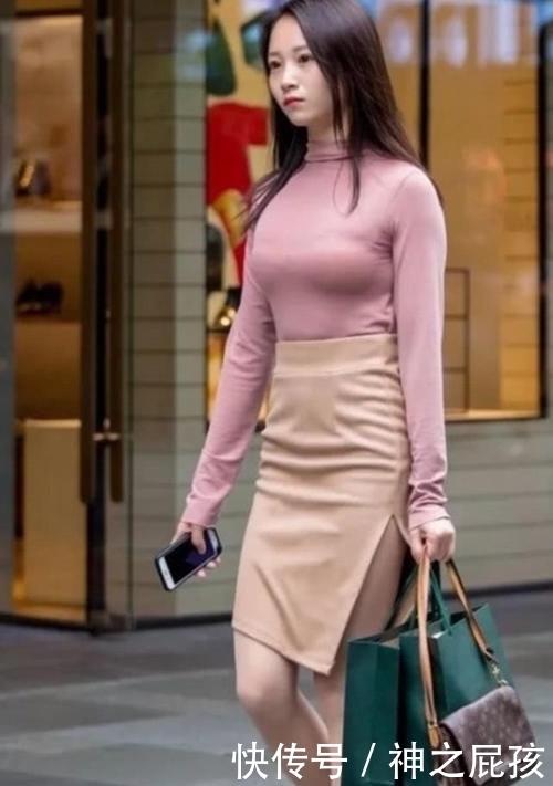  #气质#藕粉色修身长袖，搭配浅咖啡色半身裙，彰显气质女人的魅力