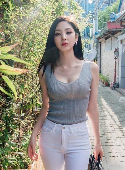 街拍: 简约的紧身T, 打造出身材完美的女人！