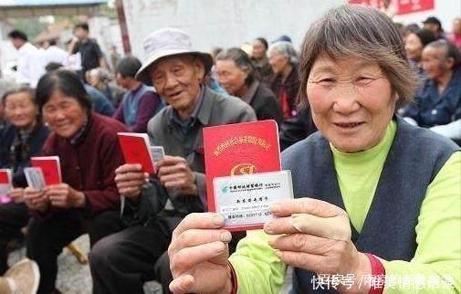 农村满60周岁的老人应该怎样领取养老金其实很“简单”