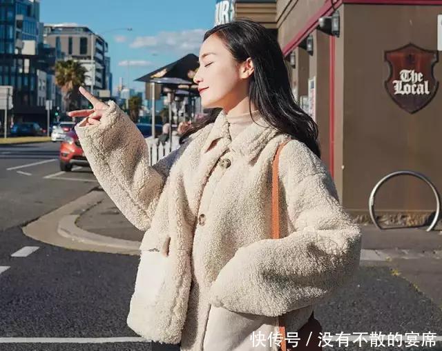 『舒适』羽绒服已经过时了!今冬时兴“羊羔毛外套”,减龄保暖又显瘦!